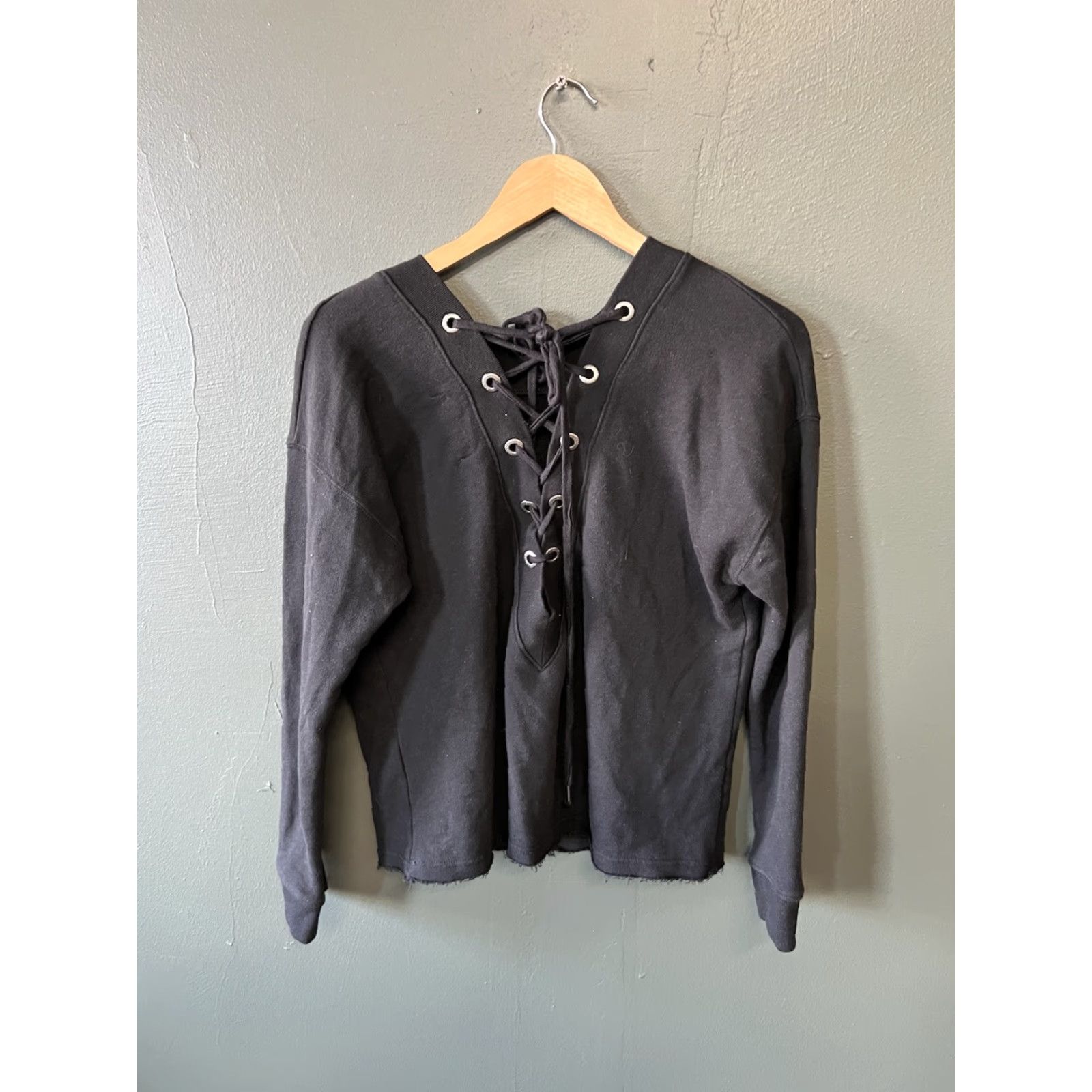 Abercrombie & Fitch Abercrombie & Fitch Womens Black Back Tie Pullover Sweatshirt L Adults Size Large Black Pullover Sweatshirt Womens Tie Back Abercrombie & Fitch Size L / US 10 / IT 46 - 2 Thumbnail