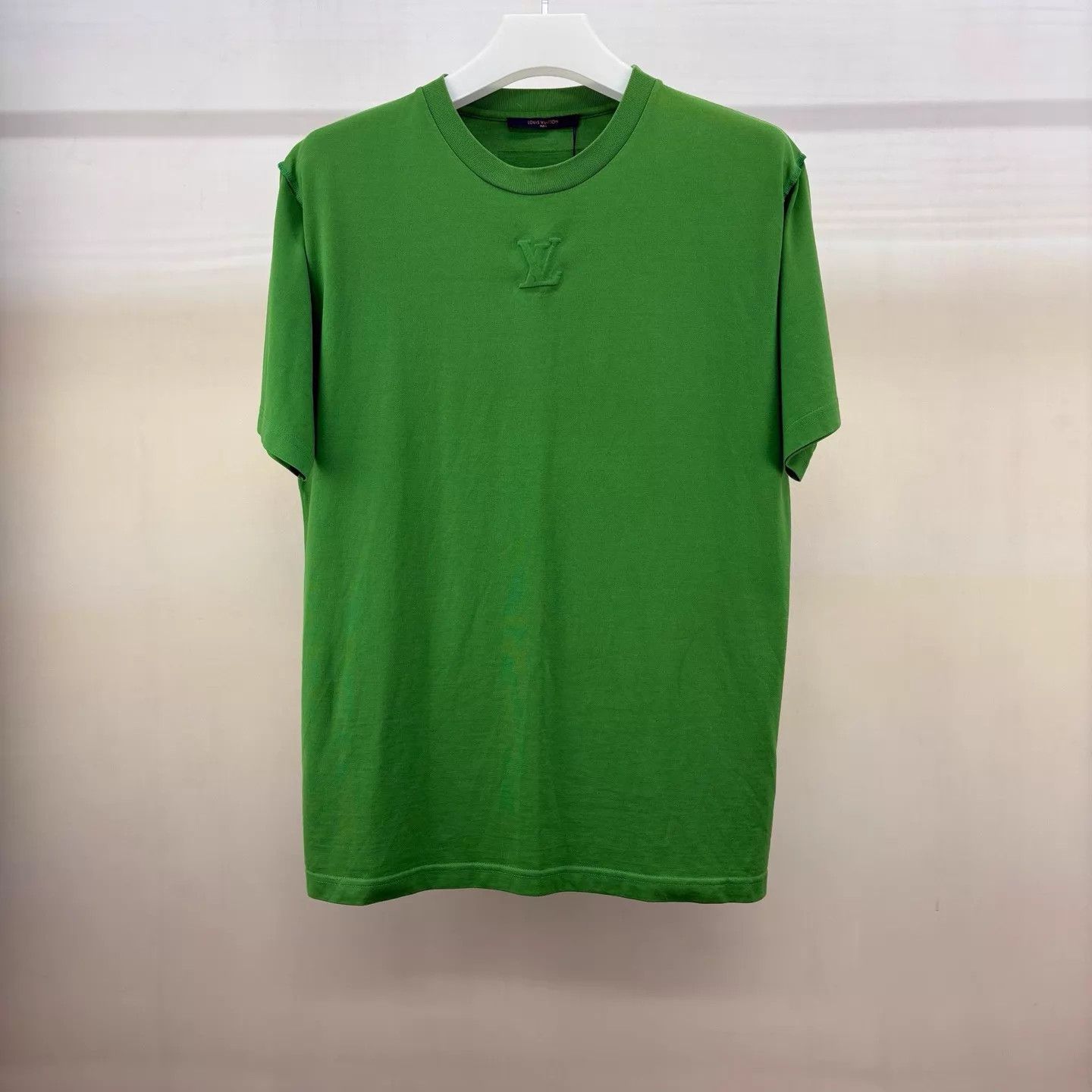 Louis Vuitton Louis Vuitton Green Embossed Logo L T-Shirt Size US L / EU 52-54 / 3 - 1 Thumbnail
