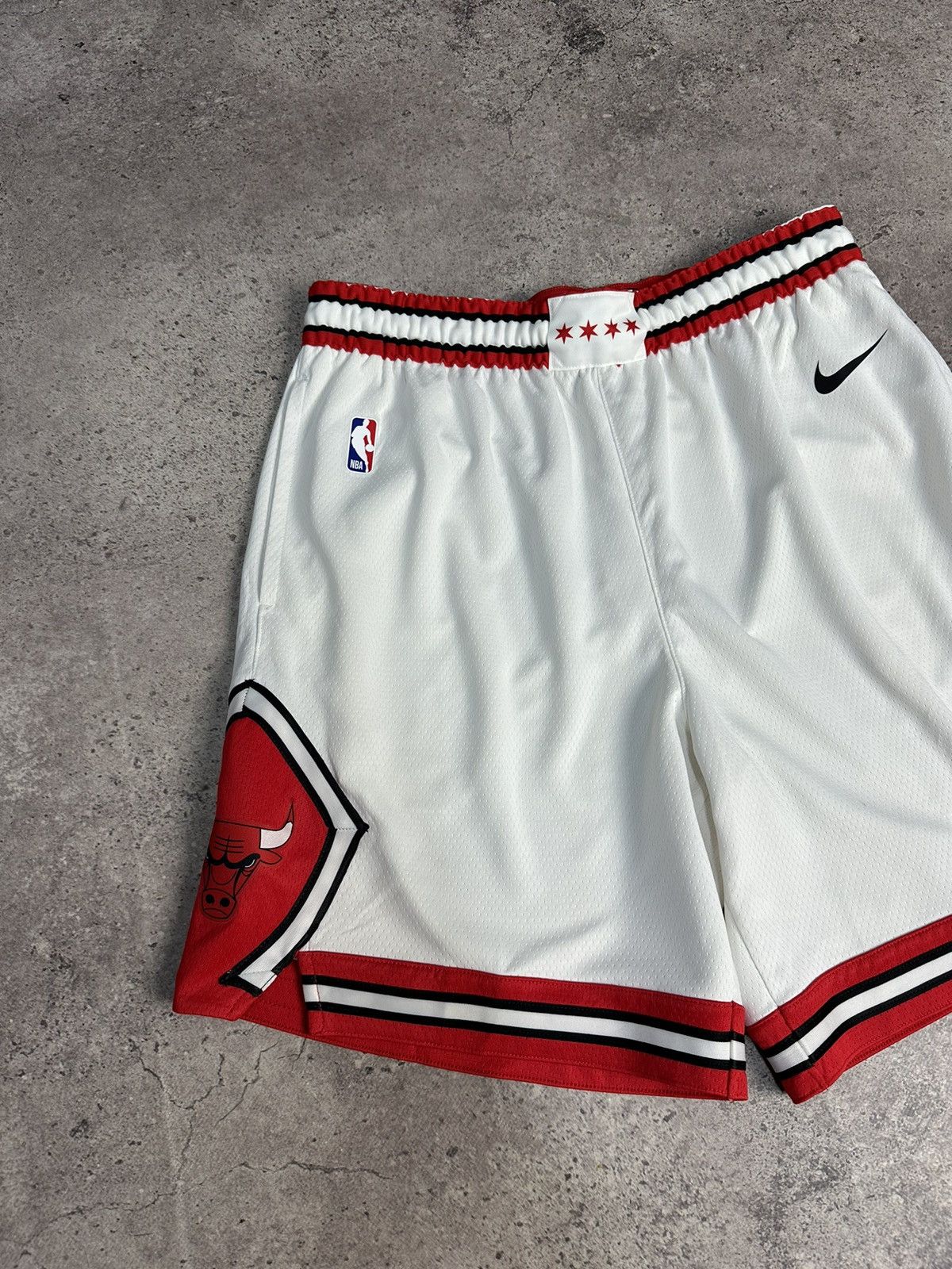 NBA × Vintage Vintage Nike Chicago Bulls NBA Shorts Association Edition Size US 34 / EU 50 - 2 Thumbnail