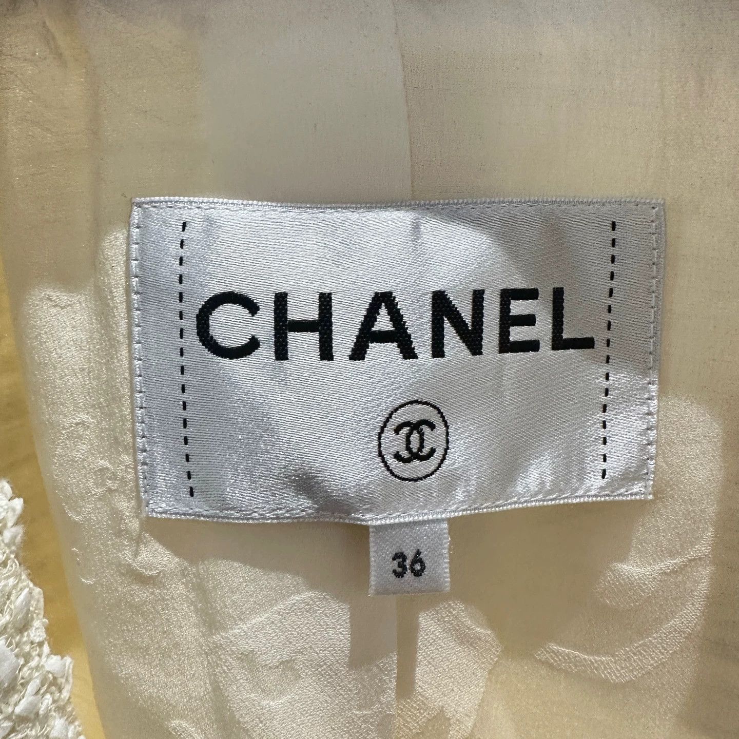 Chanel Chanel apr738 Cruise Cream Pearl Button Jacket 36 Size XS / US 0-2 / IT 36-38 - 3 Thumbnail