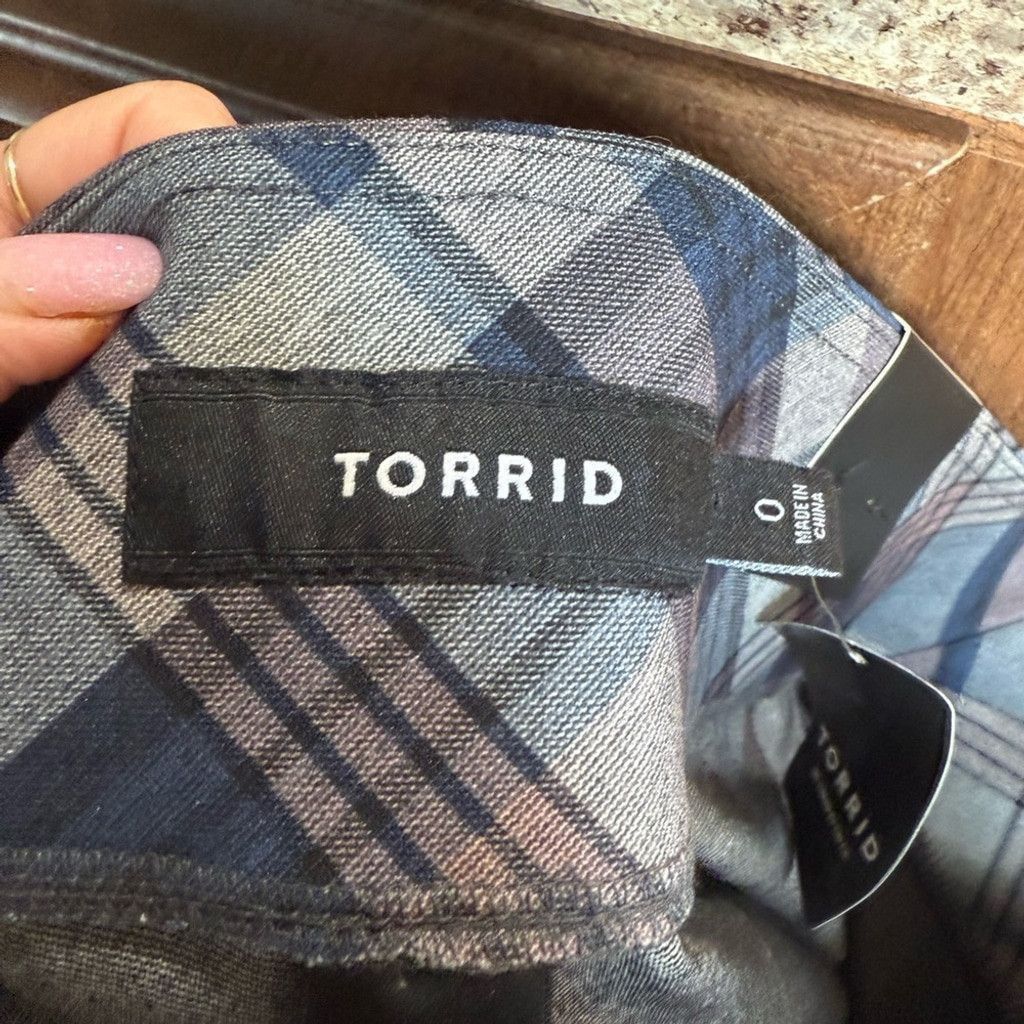 Torrid Torrid Navy and Charcoal Plaid Capris Size 25" / US 0 / IT 36 - 4 Thumbnail