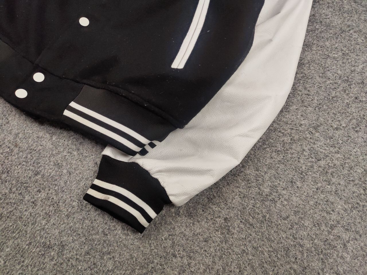 Japanese Brand Vintage 90's Japanese Black White Logo Varsity Bomber Jacket Size US L / EU 52-54 / 3 - 5 Thumbnail