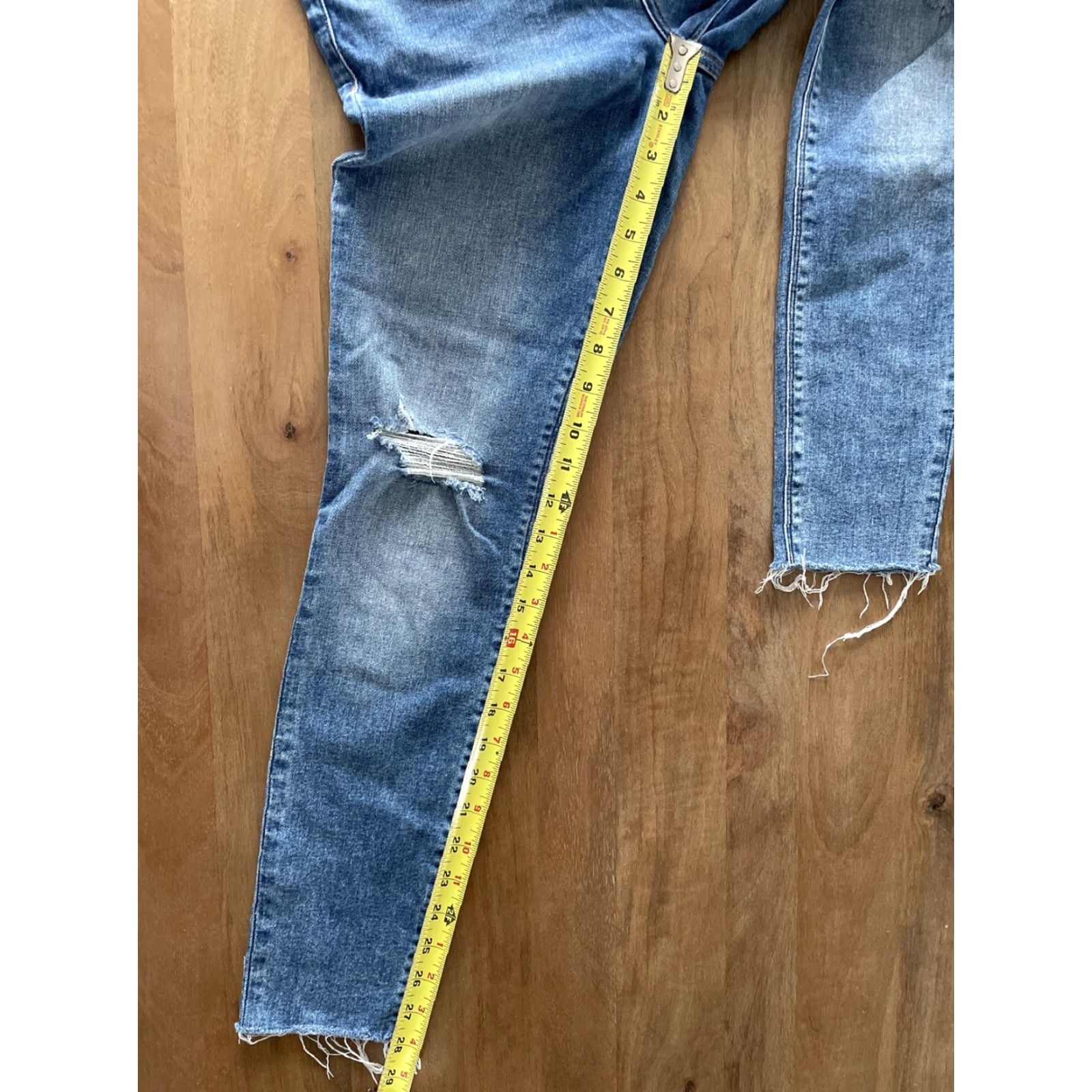 Hudson Hudson Krista Super Skinny Jeans Womens 28 Distressed Denim 30x28 Slim Zip Cotton Blend Blue Logo Inseam 28 Size 28" / US 6 / IT 42 - 7 Thumbnail