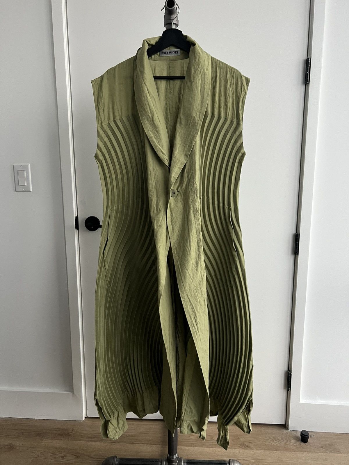 Issey Miyake Sleeveless Pleated Coat Size M / US 6-8 / IT 42-44 - 1 Thumbnail
