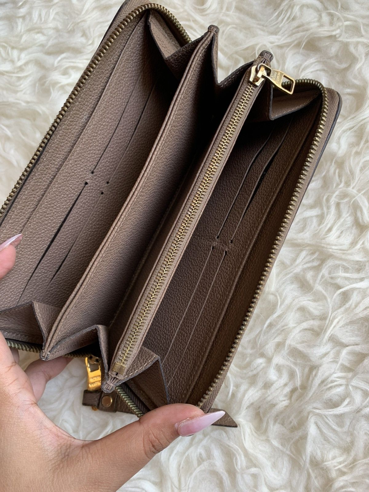 Louis Vuitton Authentic Louis Vuitton Zippy Empreinte Wallet Turtledove Size ONE SIZE - 9 Thumbnail