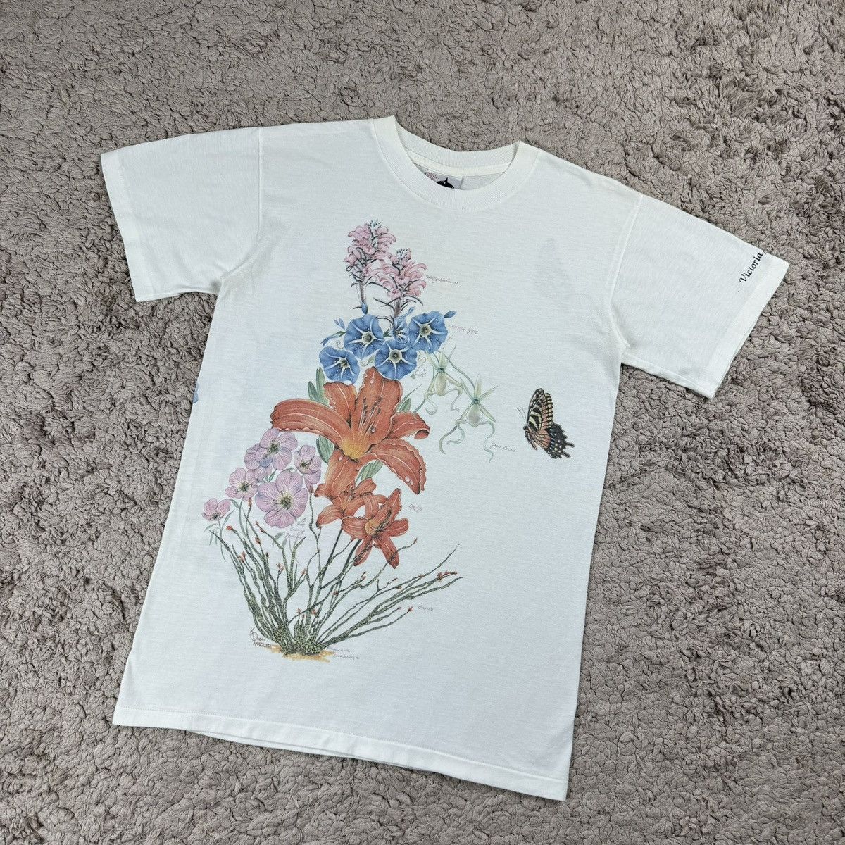 Vintage Vintage 90’s Floral and Butterfly Victoria Canada T-shirt Size US S / EU 44-46 / 1 - 4 Thumbnail