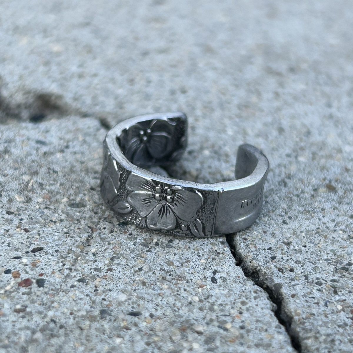 Vintage Floral Engraved 1/1 Silver Ring Size ONE SIZE - 1 Thumbnail