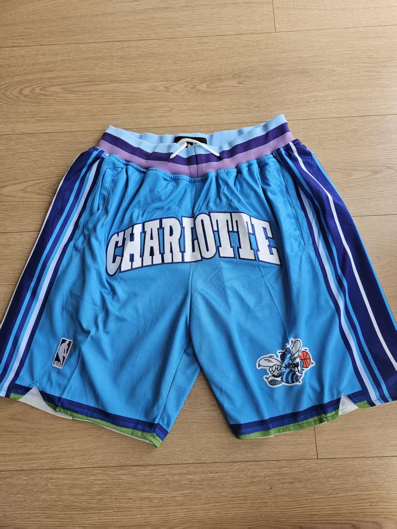 NBA Charlotte Hornets Basketbll Short Vintage Lager Size Size US 36 / EU 52 - 1 Thumbnail