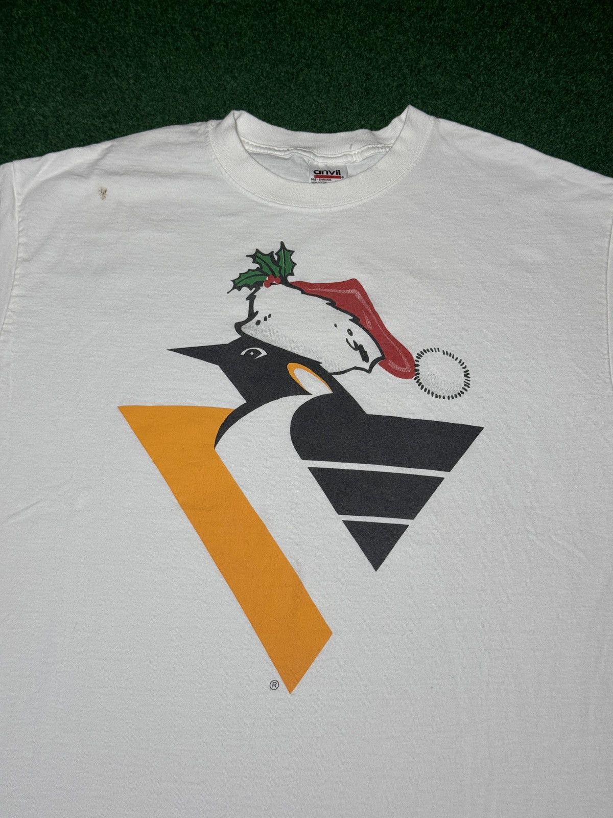 Vintage Vintage 90s Pittsburgh Penguins Santa Christmas XL T Shirt Size US XL / EU 56 / 4 - 2 Thumbnail
