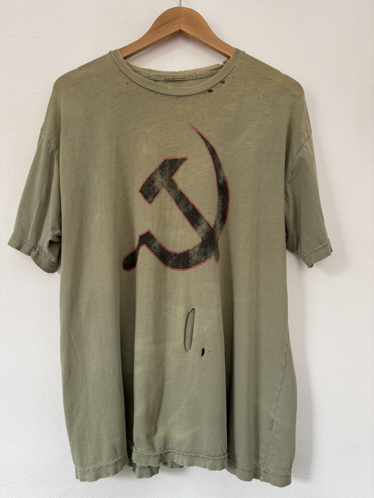 Vintage Paper Thin Distressed Communist Hammer & Sickle T-Shirt Size US L / EU 52-54 / 3 - 1 Thumbnail