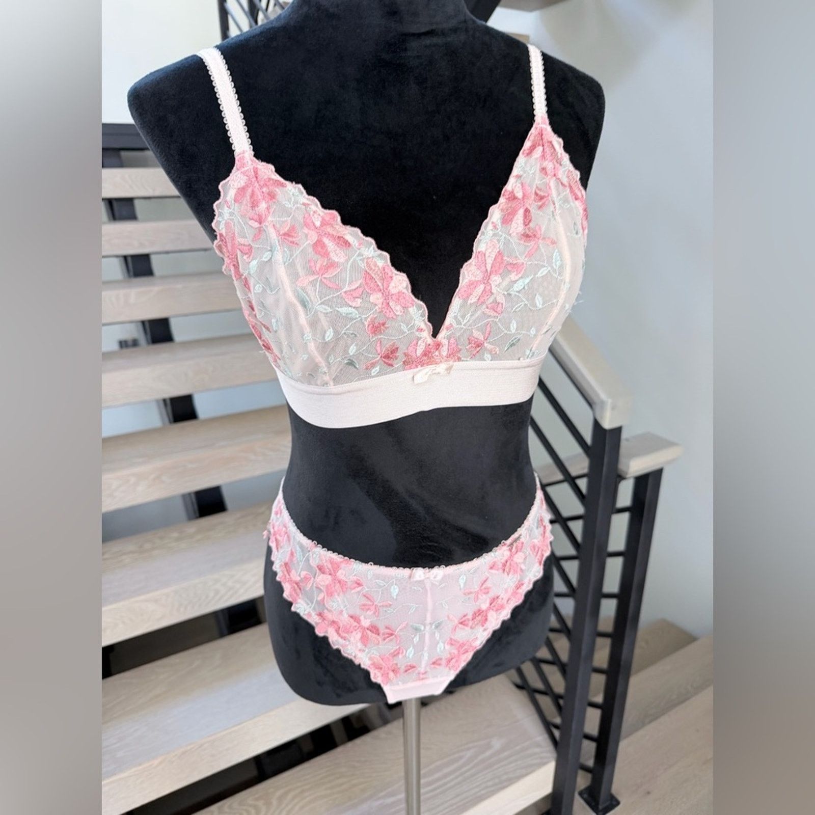 Other Pink Floral Lace Bralette and Pantues Set. Bra M panties S Size ONE SIZE - 5 Thumbnail