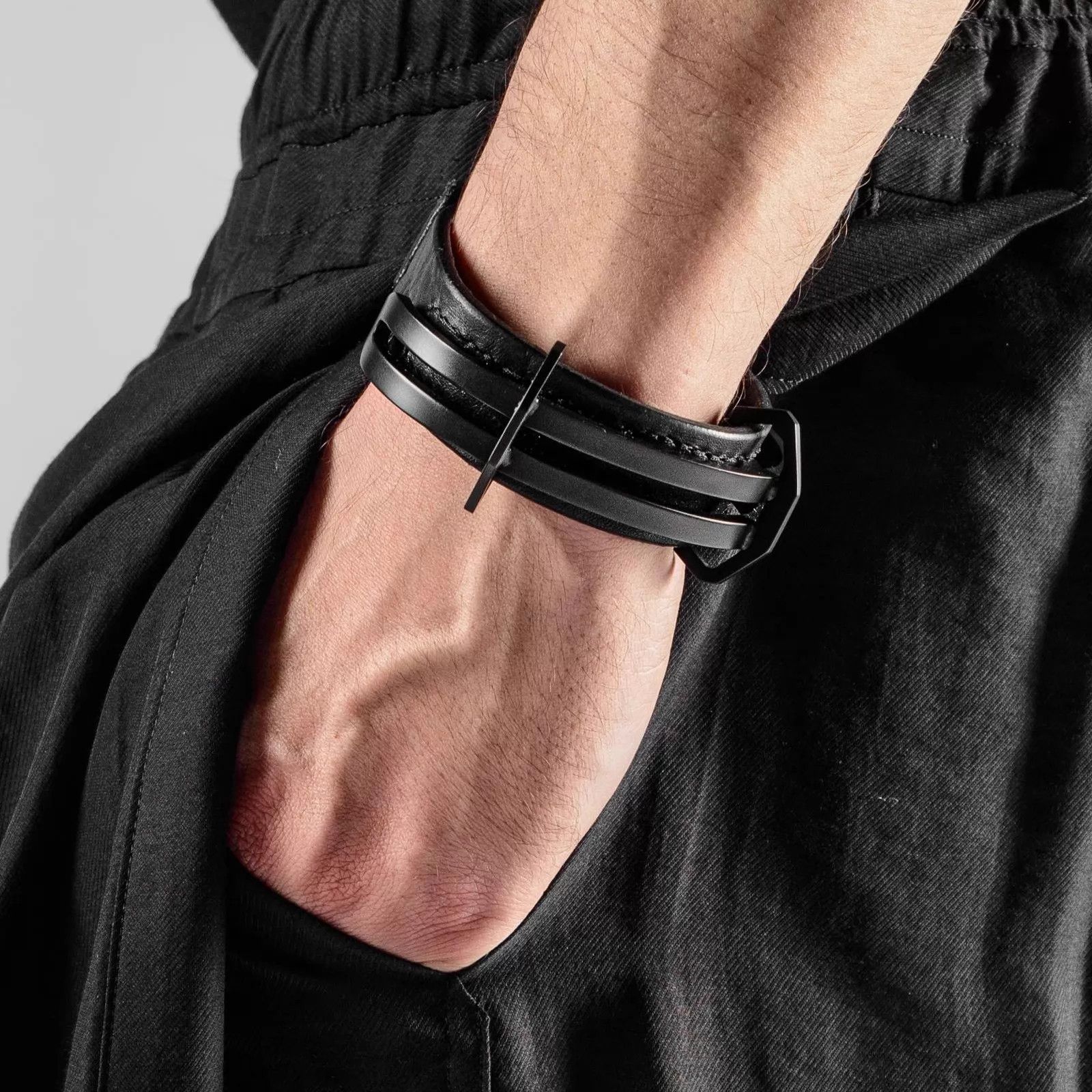 Julius Julius 7 Tse Black Double-Headed Swordtail Bracelet OS Size ONE SIZE - 6 Thumbnail