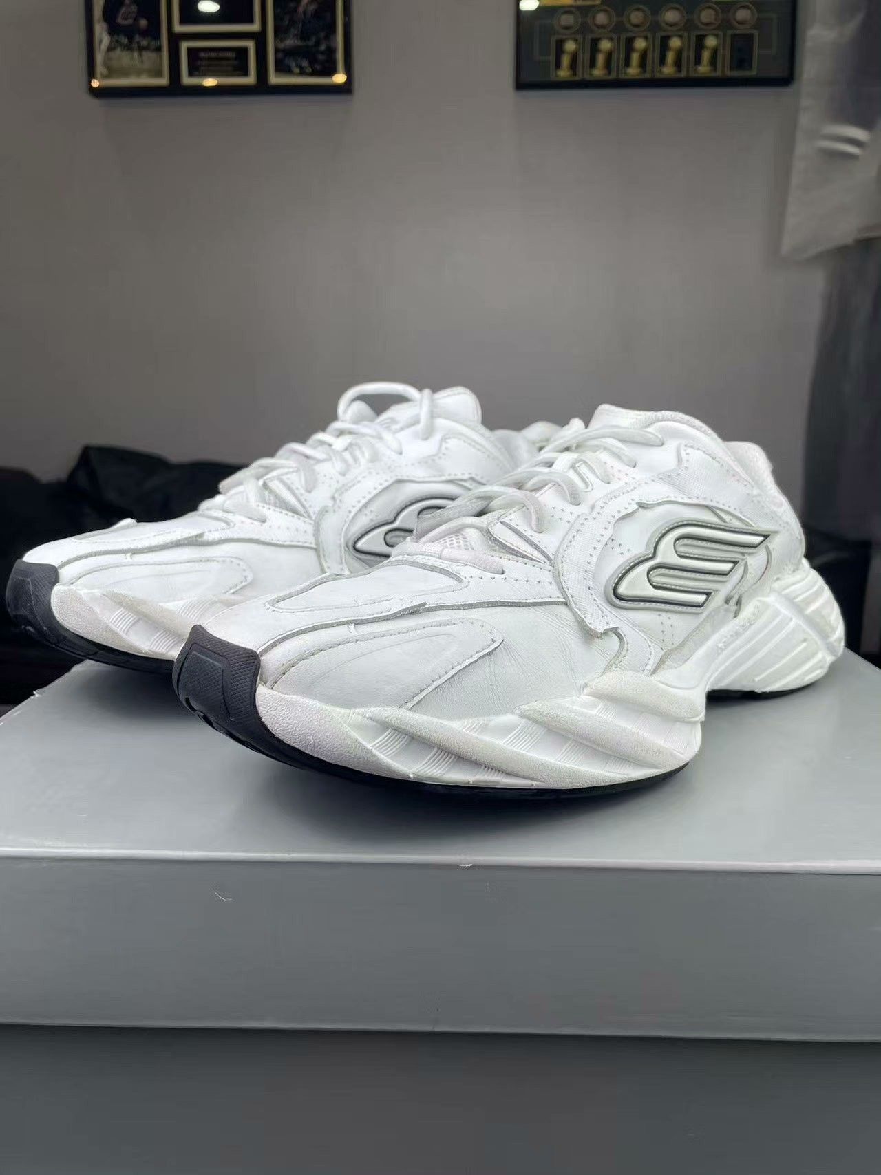 Balenciaga Balenciaga White Lowtop Sneakers 42 Men Size US 9 / EU 42 - 1 Thumbnail