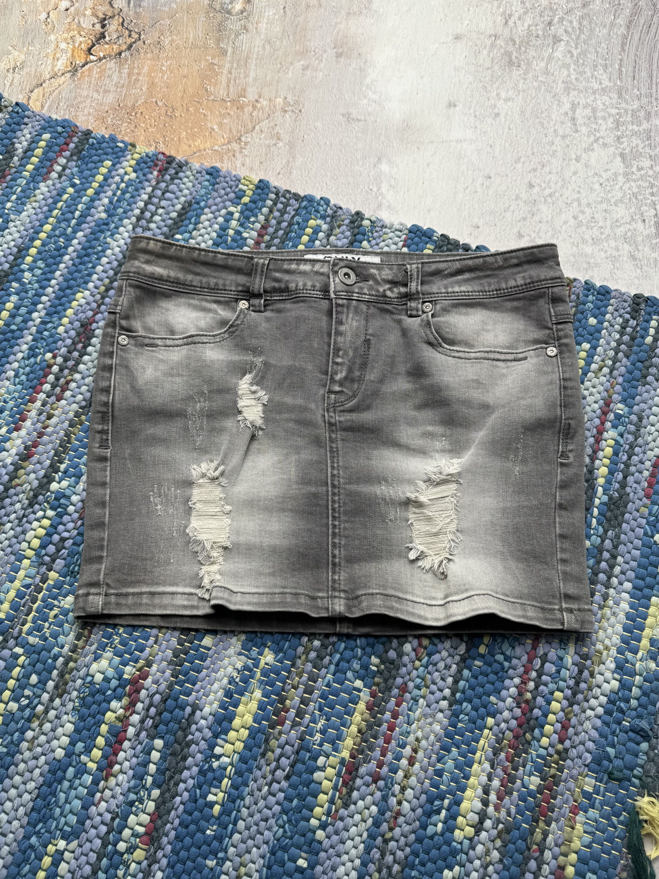 Vintage Vintage Grey Denim Mini Distressed Y2K Jean Skirt Low Rise Size 27" / US 4 / IT 40 - 1 Thumbnail