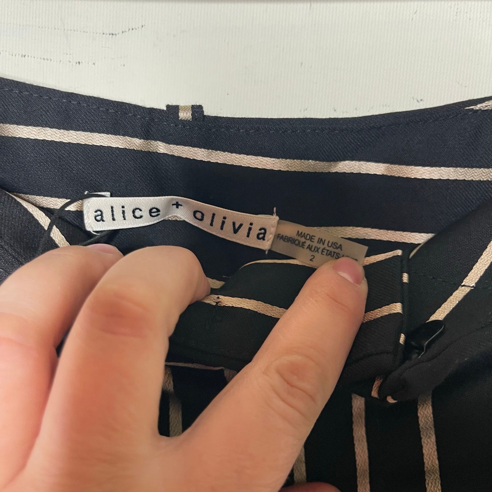 Alice + Olivia New Alice + Olivia black gold stripe mid rise ankle zip pant Size 26" / US 2 / IT 38 - 7 Thumbnail