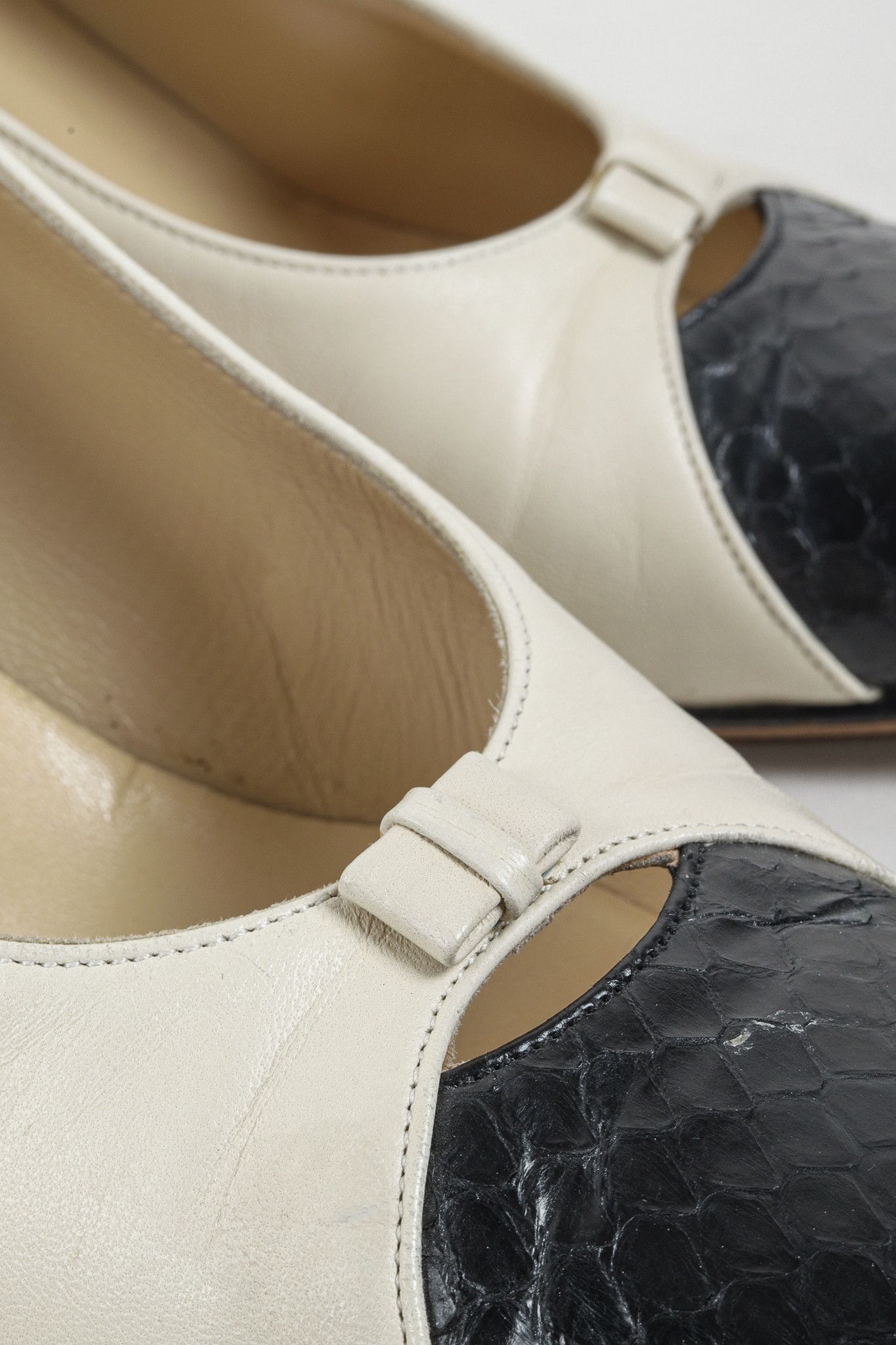 Salvatore Ferragamo Salvatore Ferragamo Classic Two-Tone Black Beige Pump Size US 10 / IT 40 - 7 Thumbnail