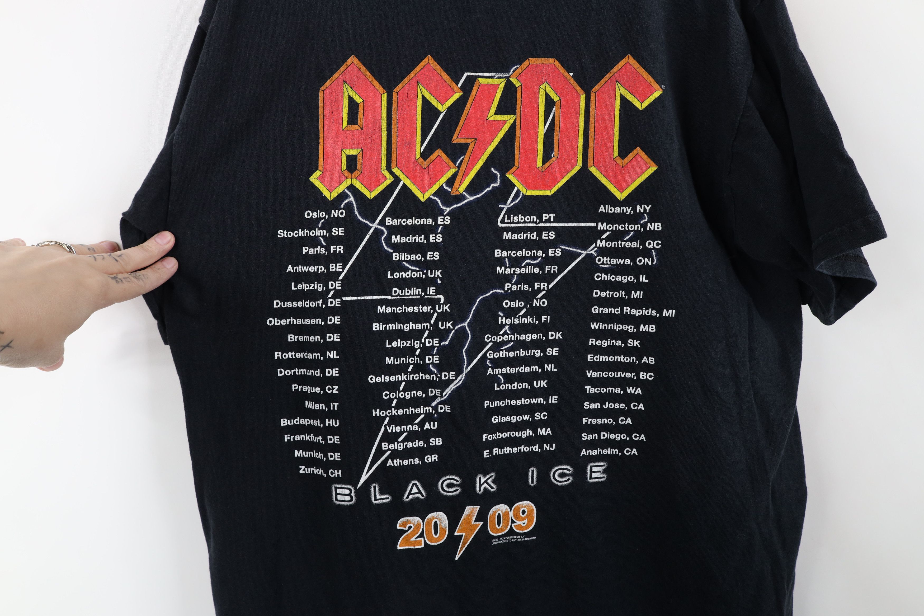 Vintage Vintage Y2K 2009 Ice World Tour ACDC Band T-Shirt Black Size US M / EU 48-50 / 2 - 10 Thumbnail