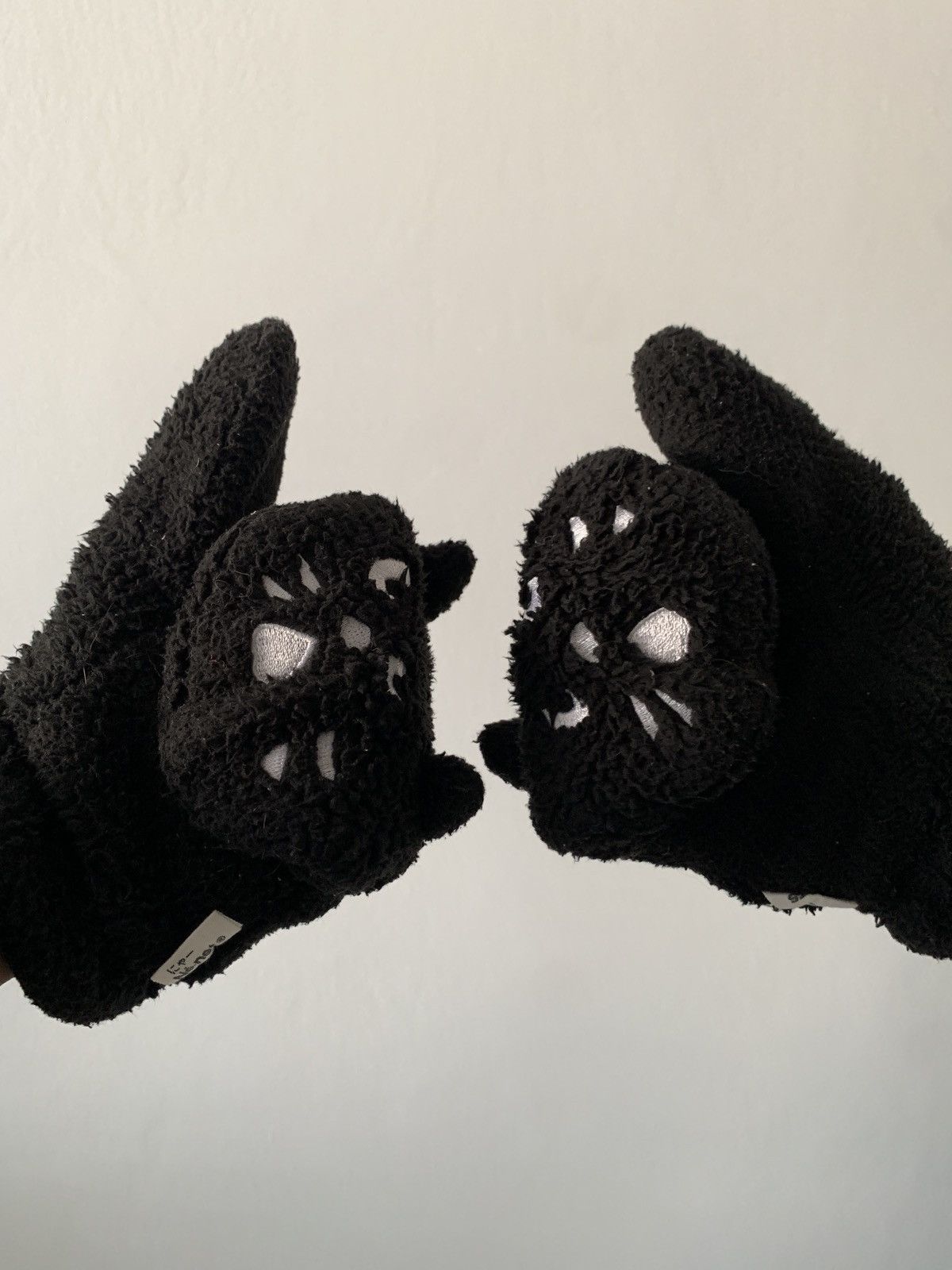 Ne-Net Ne-net Fuzzy Cat Gloves by Issey Miyake Size ONE SIZE - 1 Thumbnail