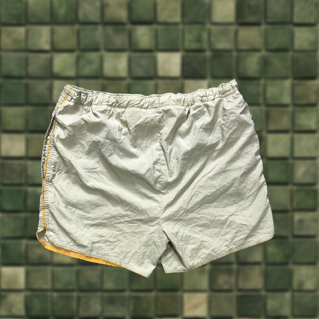 Nike VINTAGE Nike Mens Beige Shorts L Activewear 1990s Swoosh Size US 33 - 1 Thumbnail