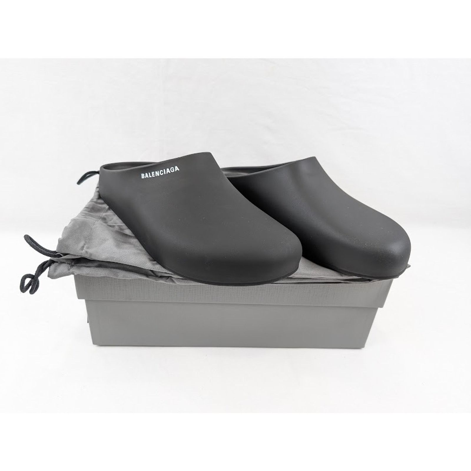 o1rshd1 Q:4 / Pool Closed Logo Slides in Black/White