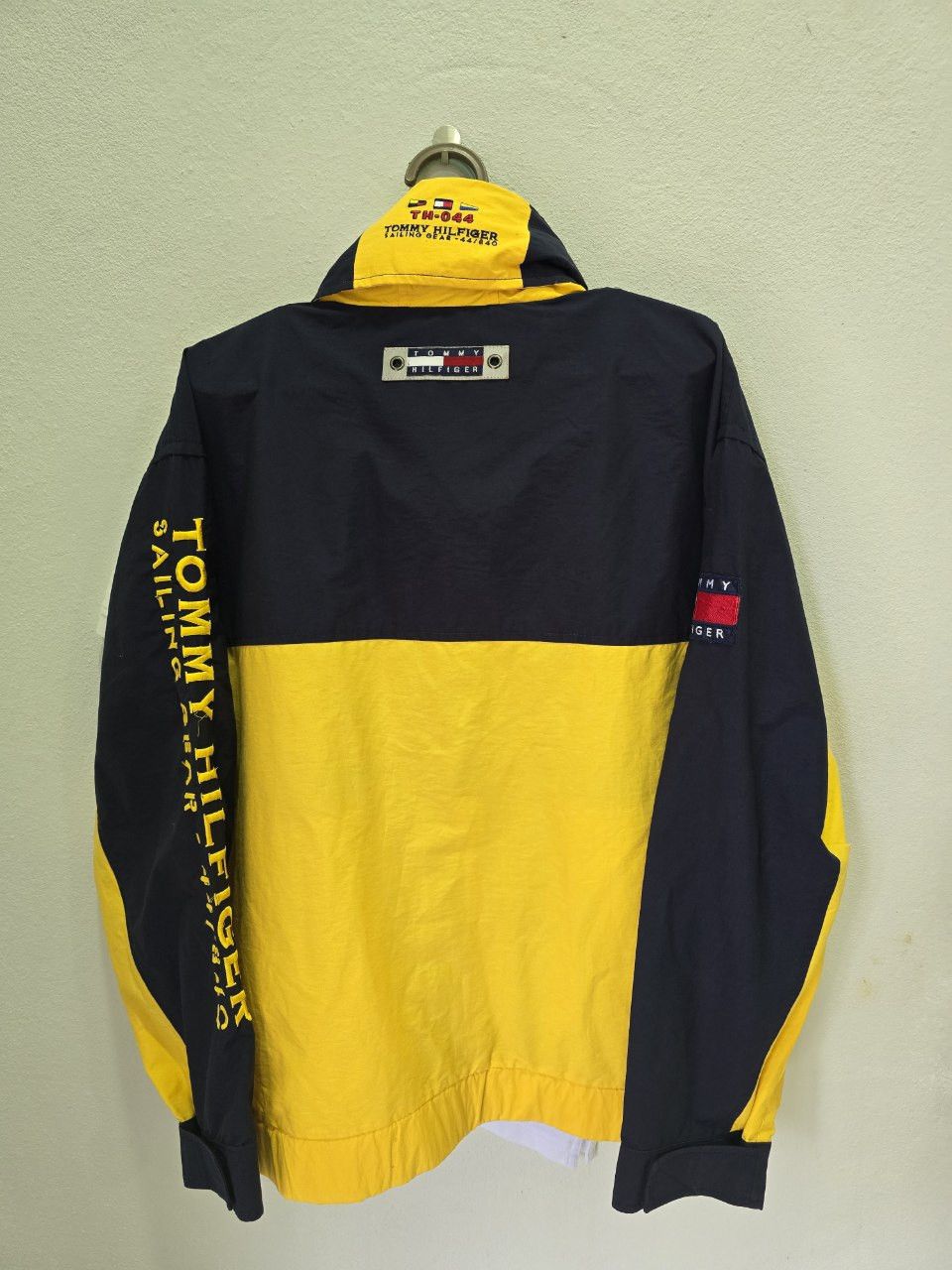 Tommy Hilfiger × Vintage Vintage Tommy Hilfiger Sailing Gear Jacket L Size US L / EU 52-54 / 3 - 2 Thumbnail