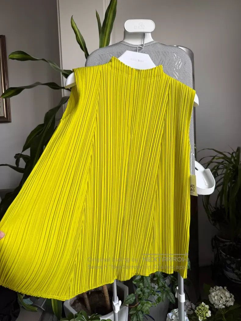 Issey Miyake Issey Miyake Medium Soft Yellow Top Size L / US 10 / IT 46 - 2 Thumbnail
