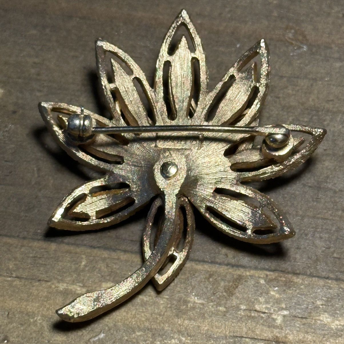 Other × Vintage Vintage Avon 1960’s golden lotus flower brooch Size ONE SIZE - 5 Thumbnail