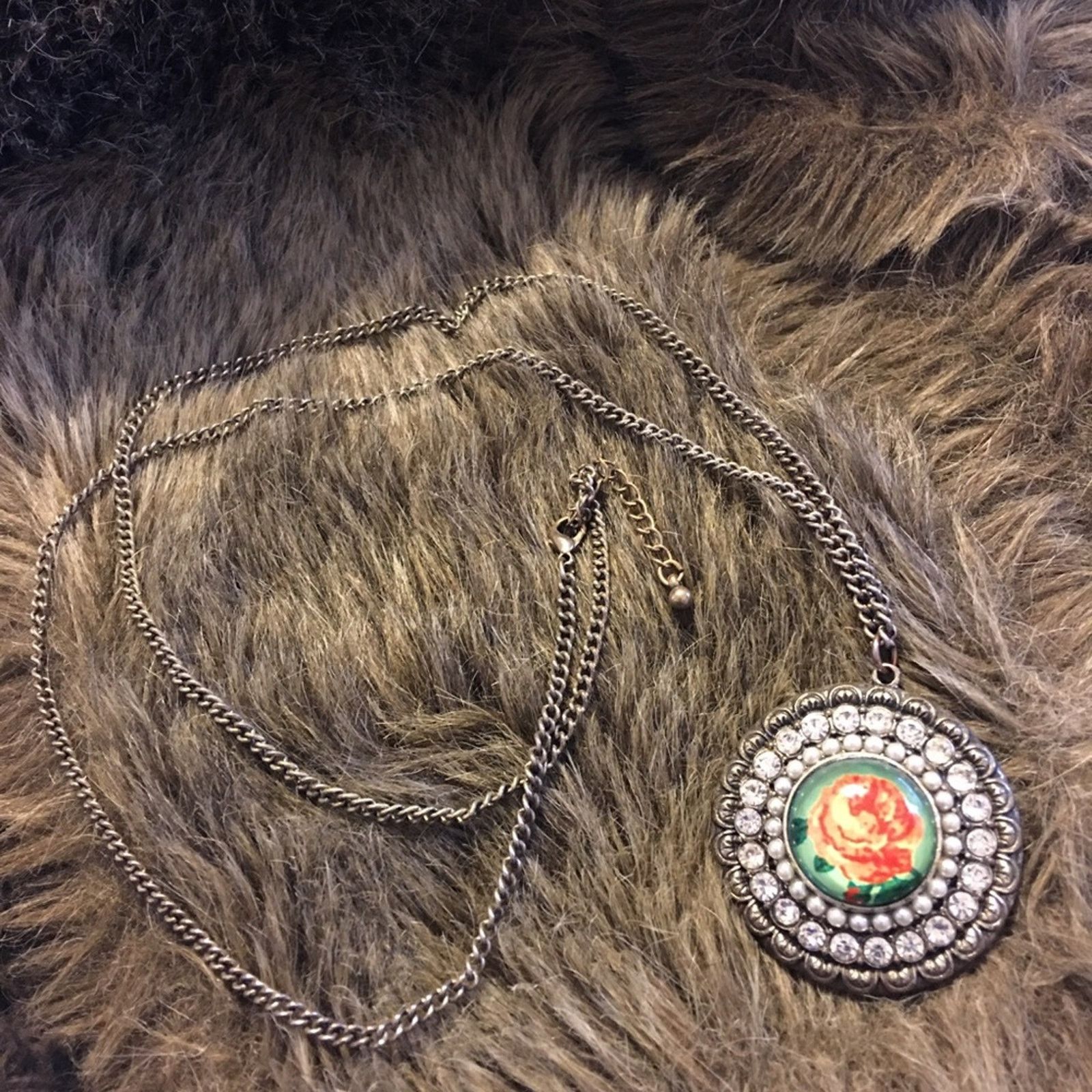 Jewelry Aged silver tone rose medallion on chain necklace Size ONE SIZE - 9 Thumbnail
