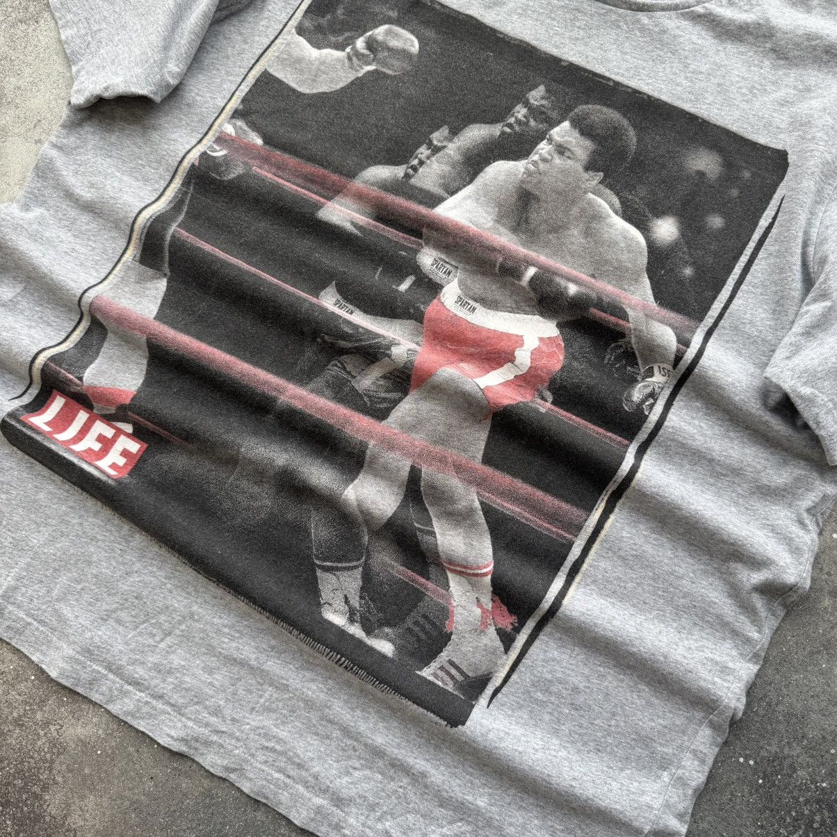 20471120 × If Six Was Nine × Japanese Brand Mohamed Ali Vintage Y2K Iconic Printed T-Shirt Size US XXL / EU 58 / 5 - 5 Thumbnail