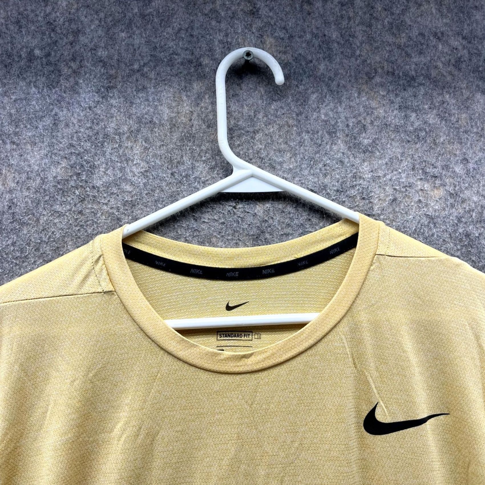 Nike VINTAGE Nike Dri-FIT Shirt Men Large Yellow Knit Polyester Swoosh Logo T-Shirt Size US L / EU 52-54 / 3 - 2 Thumbnail