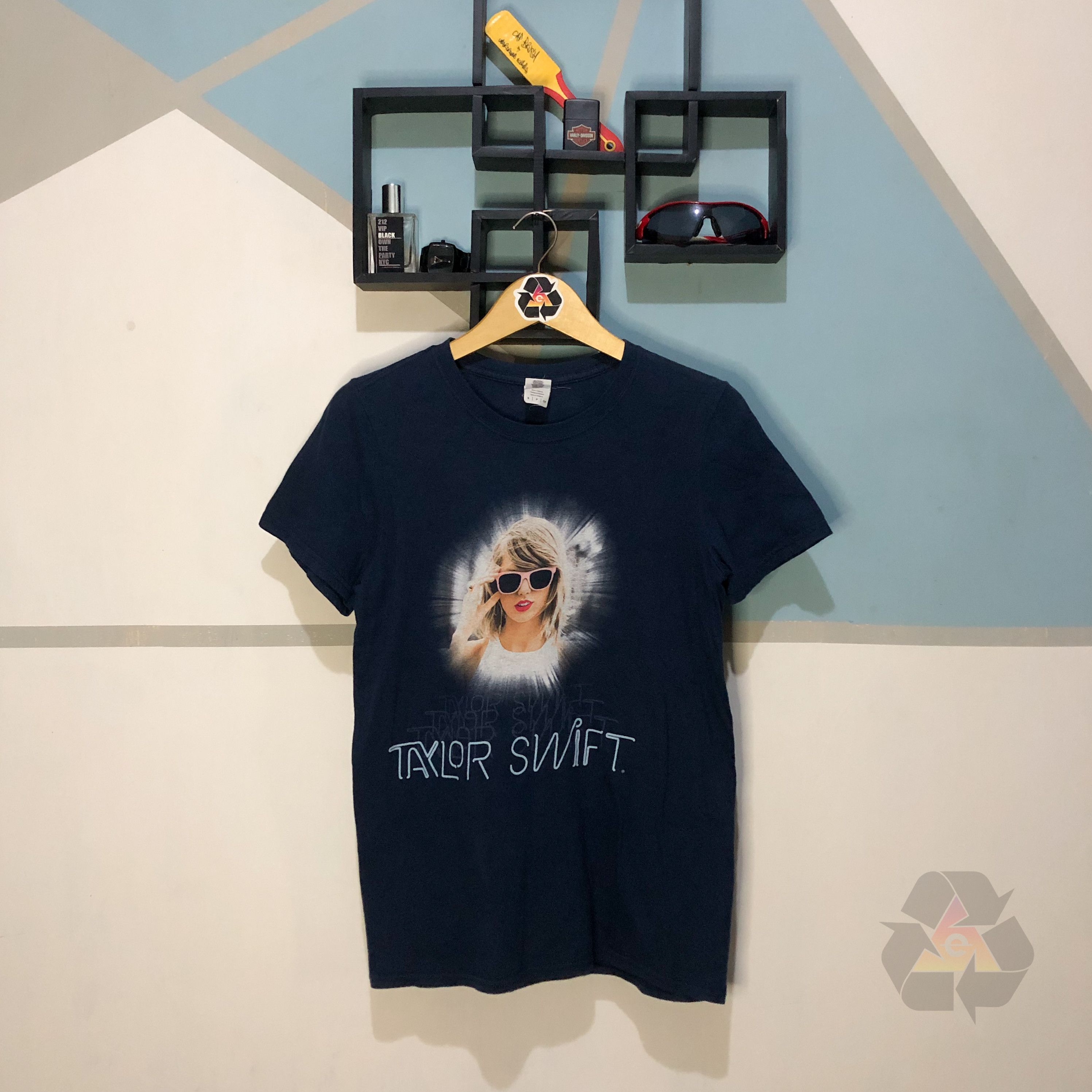 Band Tees Taylor Swift The 1989 World Tour T-Shirt Size S / US 4 / IT 40 - 2 Thumbnail