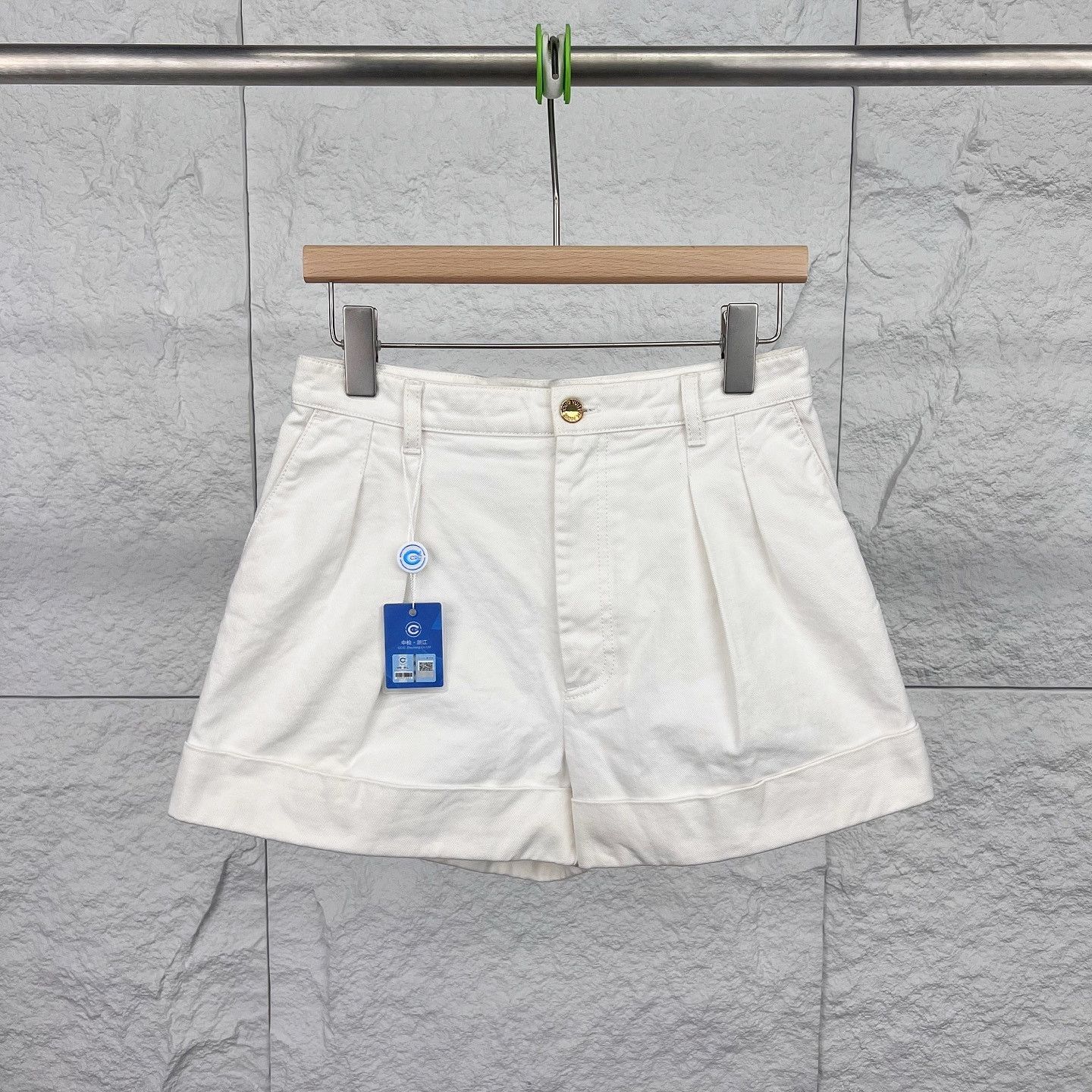 Louis Vuitton Louis Vuitton White Pleated Shorts Size 38 Size 26" / US 2 / IT 38 - 1 Thumbnail