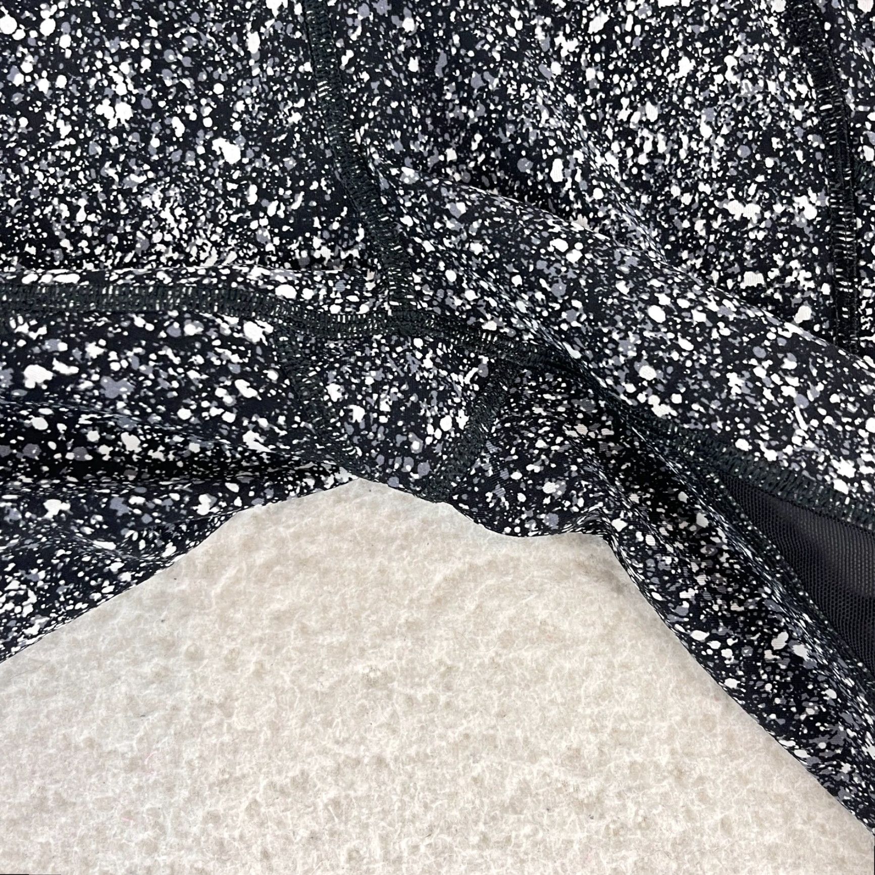 Lululemon Lululemon Outrun 17" Crop Leggings Womens Size 6 Black Splatter Activewear Gym Size 27" / US 4 / IT 40 - 5 Thumbnail