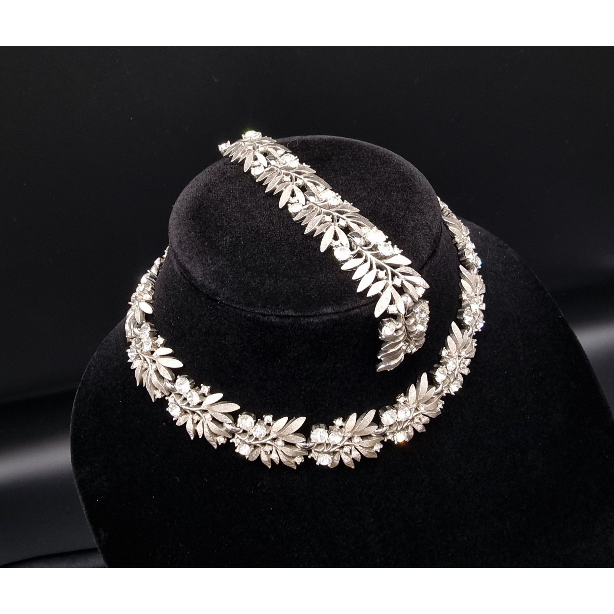 Vintage Vintage 1960s TRIFARI Silver-Tone Rhinestone Leaf Necklace & Size ONE SIZE - 2 Thumbnail