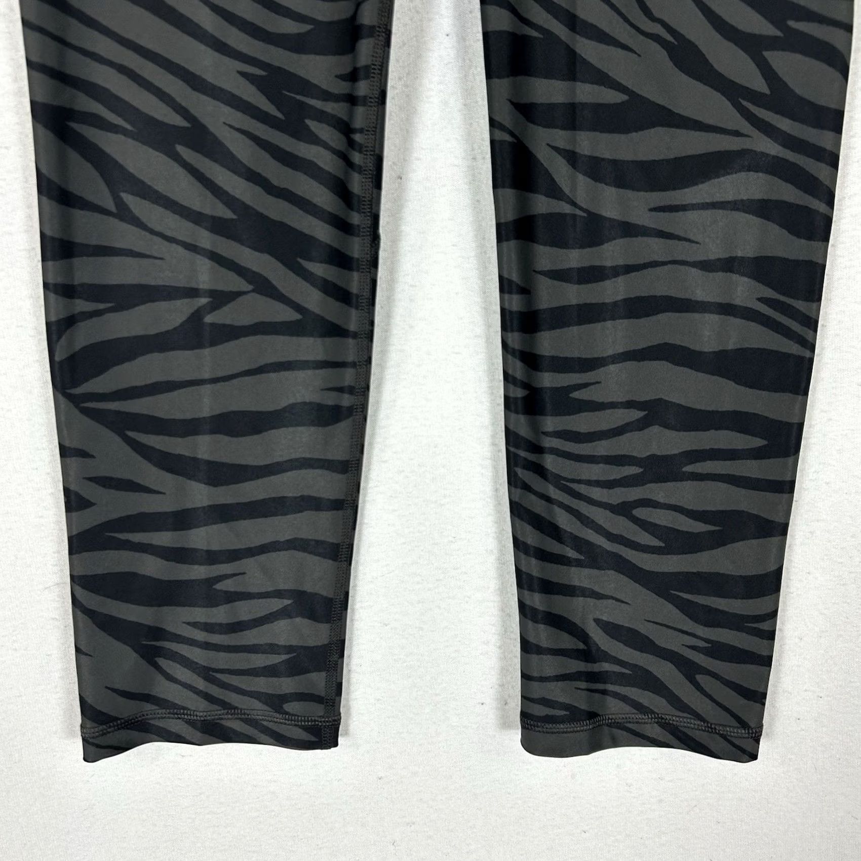 Old Navy Old Navy Active Powersoft Capri Leggings Women's M Gray Zebra Print NWT Size 32" / US 10 / IT 46 - 4 Thumbnail