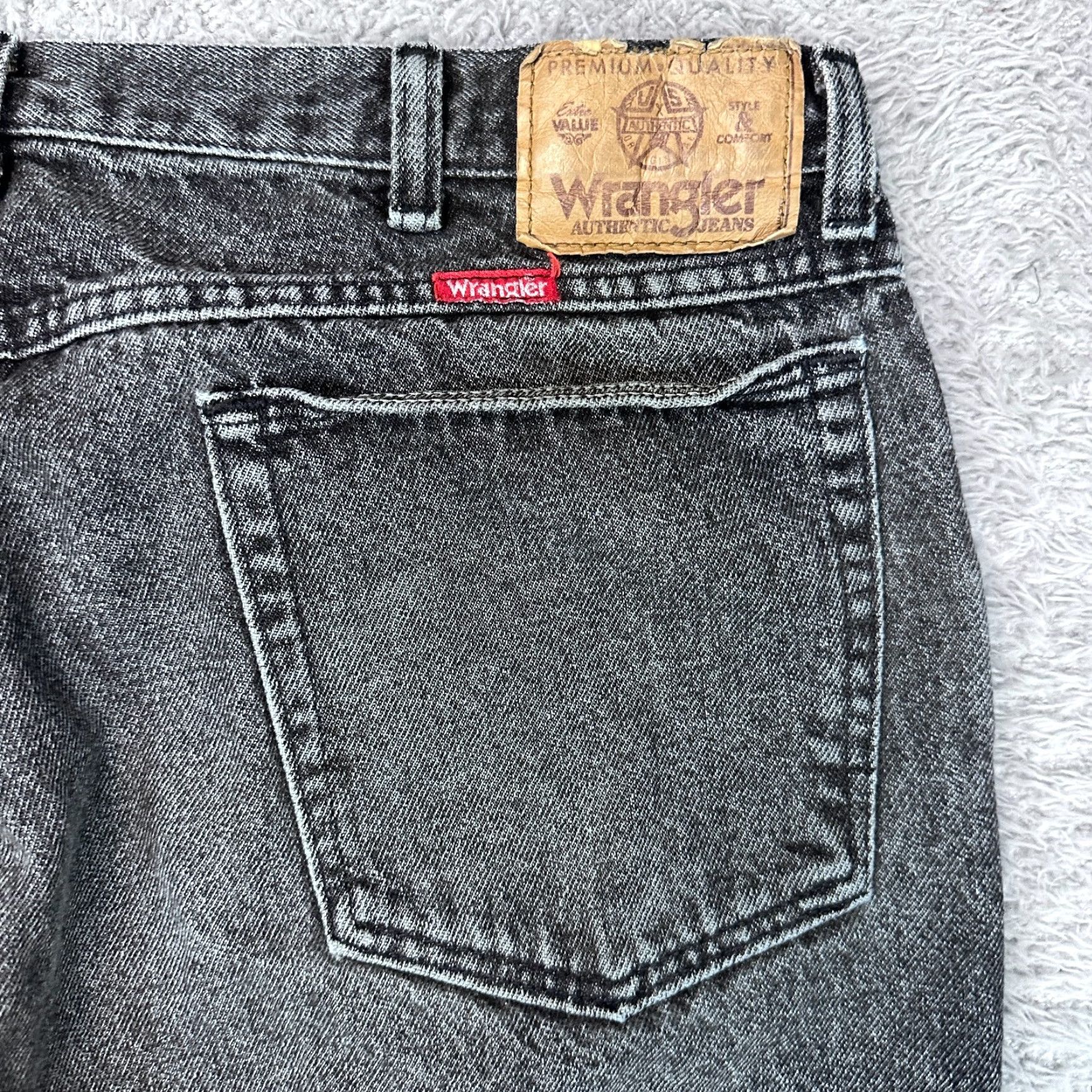 Wrangler VINTAGE Wrangler Rugged Wear Jeans 35x33 Black USA Mens Regular 90s Cowboy USA 5-Pocket Denim Jeans Size US 35 - 6 Thumbnail