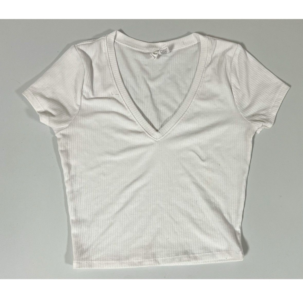 Tillys Tillys White Ribbed V-Neck Tee T-Shirt Top Blouse Size S 🤍 Size S / US 4 / IT 40 - 2 Thumbnail