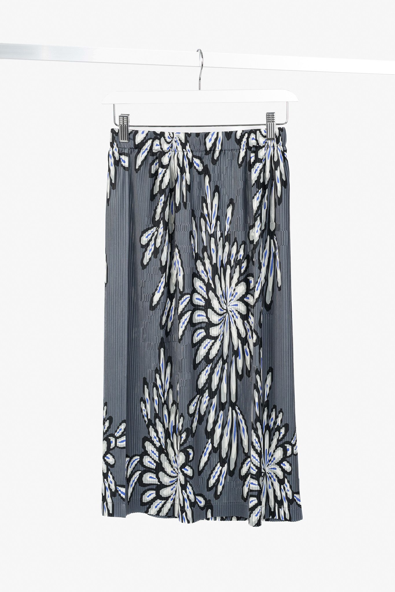 Pleats Please Issey Miyake Issey Miyake Grey Pleated Floral-Print Skirt Size 24" / US 00 / IT 34 - 1 Thumbnail