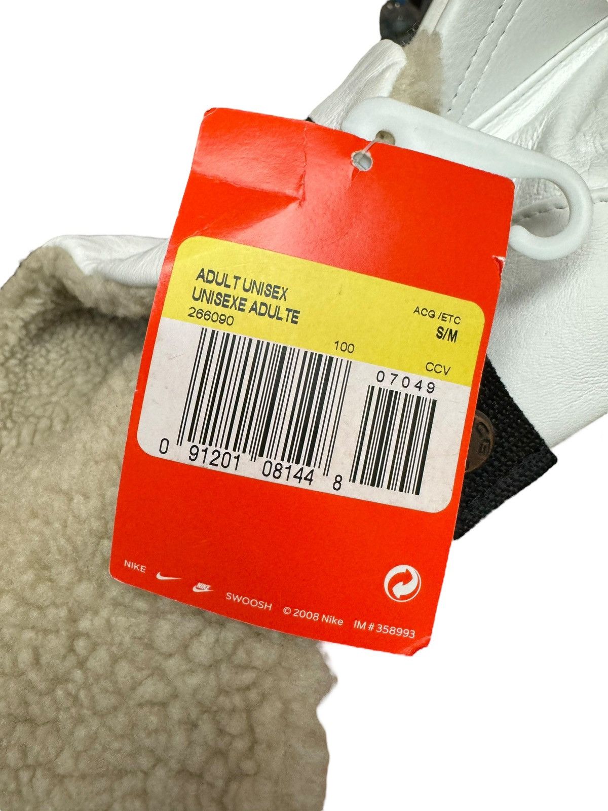 Nike ACG Nike ACG winter cap in white leather with beige internal fur Size ONE SIZE - 10 Thumbnail