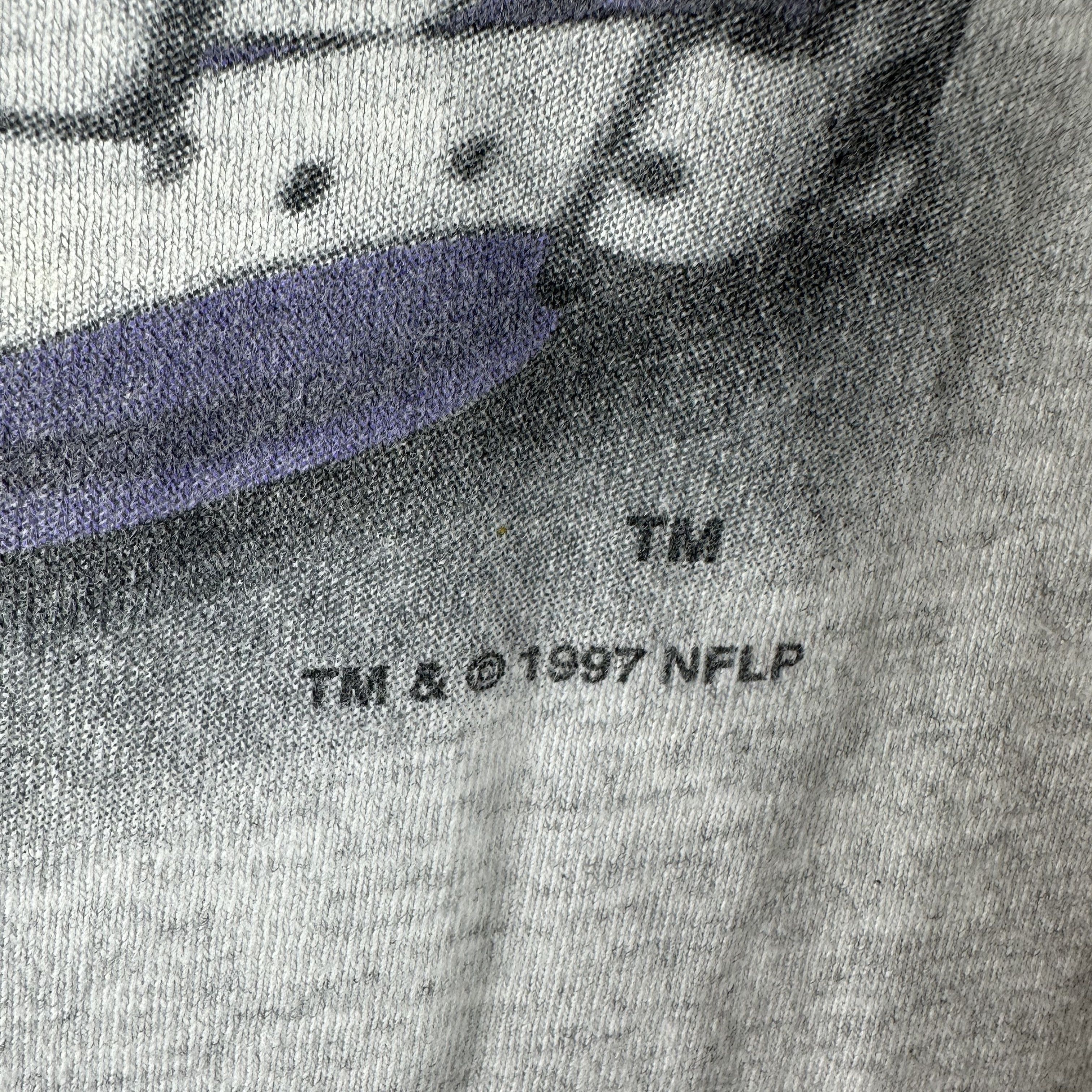 Vintage Vintage 1997 Minnesota Vikings NFL Helmet Graphic T-Shirt Size US XXL / EU 58 / 5 - 4 Thumbnail