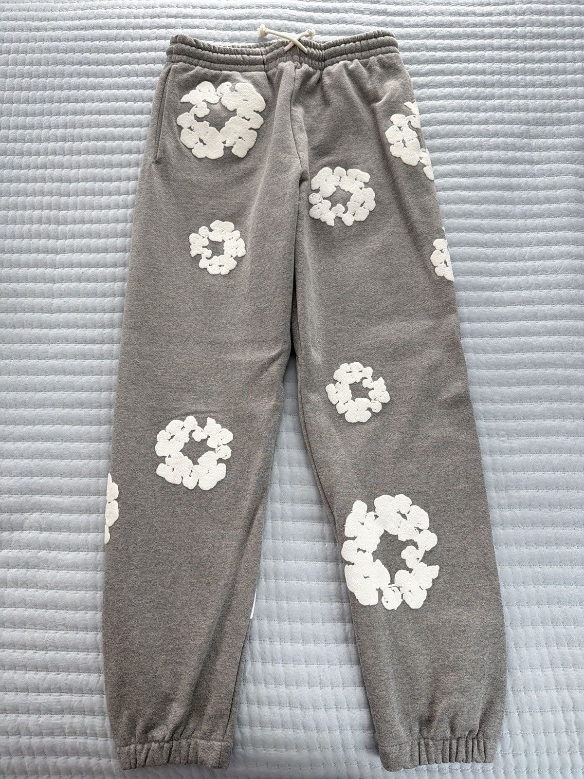 DENIM TEARS Denim Tears Grey Cotton Wreath Sweatpants *MEDIUM Size US 34 / EU 50 - 1 Thumbnail