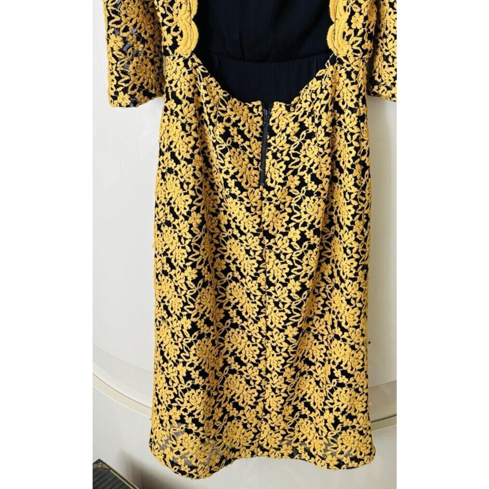 Alice + Olivia Alice + Olivia Bodycon Dress Sz. 4 Stretch Lace KeyholeBack Size S / US 4 / IT 40 - 8 Thumbnail
