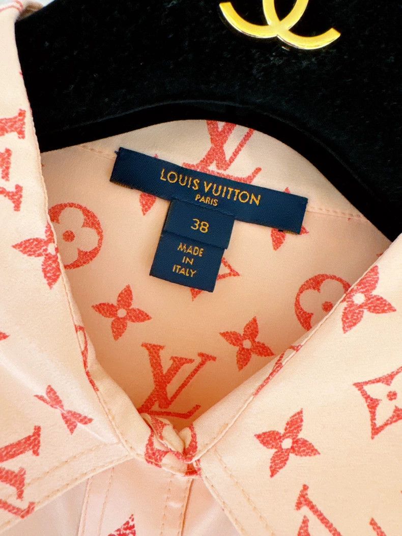 Louis Vuitton Louis Vuitton size 38 Silk shirt with full logo shirt 2503 Size US M / EU 48-50 / 2 - 8 Thumbnail