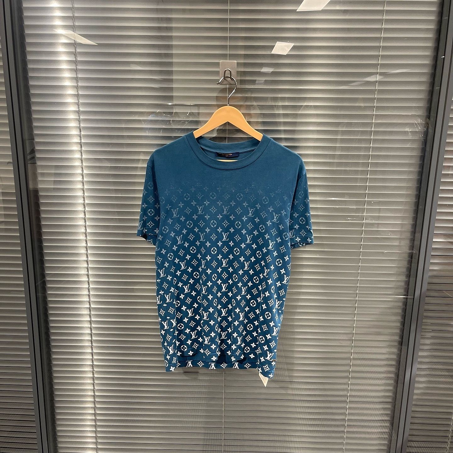 Louis Vuitton Louis Vuitton Monogram Gradient T-Shirt Size S Size US S / EU 44-46 / 1 - 1 Thumbnail