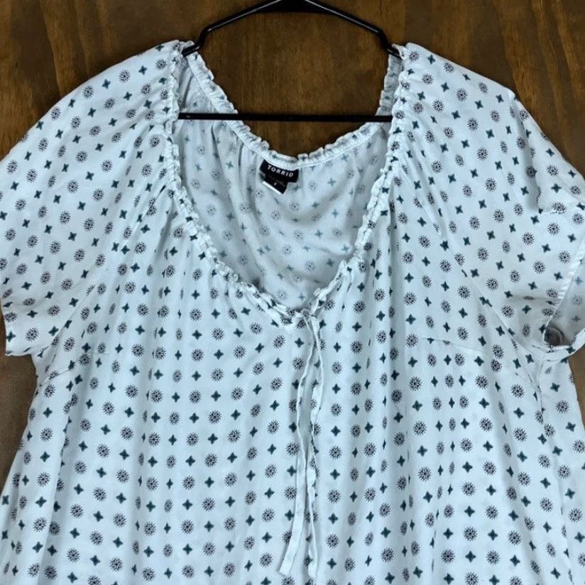 Torrid Torrid Blouse White Floral 2X Short Sleeve Front Tie Off the Shoulder Flutter Sleeve Chiffon Lightweight Casual Workwear Womens Size XXL / US 16-18 / IT 52-54 - 2 Thumbnail