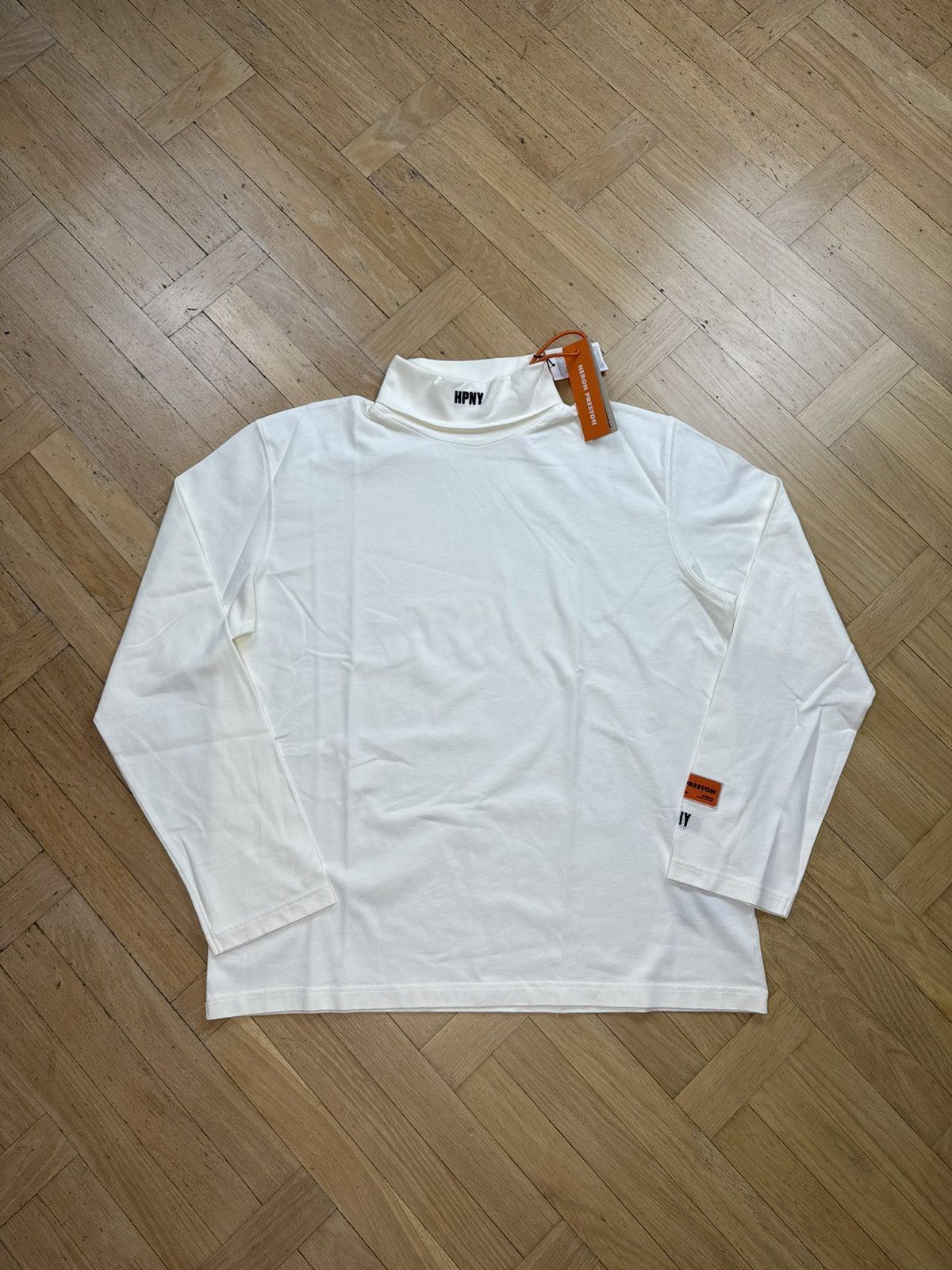 HERON PRESTON “HPNY” TURTLENECK WHITE LONG-SLEEVE