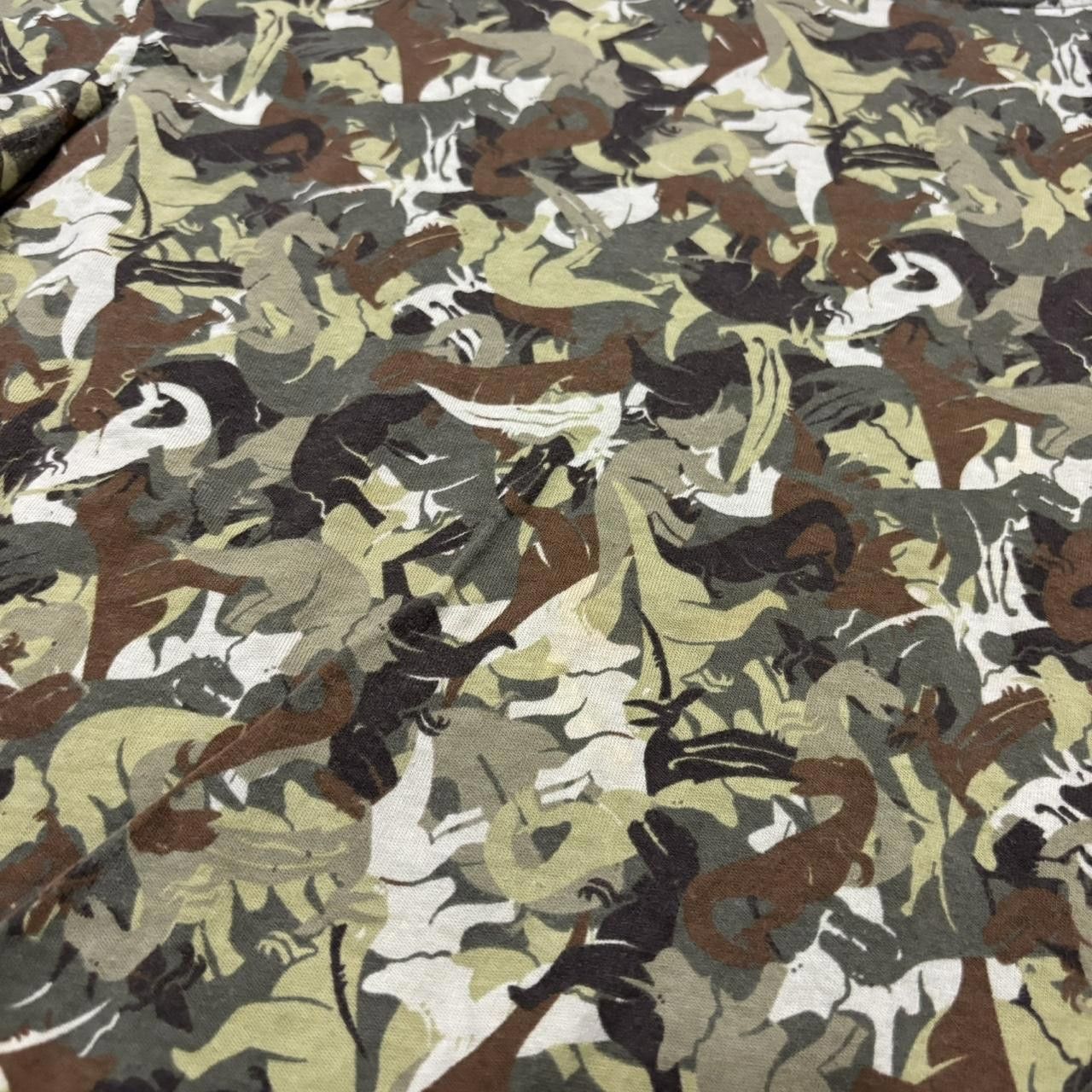 Designer Vintage Jurassic Park Universal Studios Japan Camo T Shirt Size US M / EU 48-50 / 2 - 4 Thumbnail