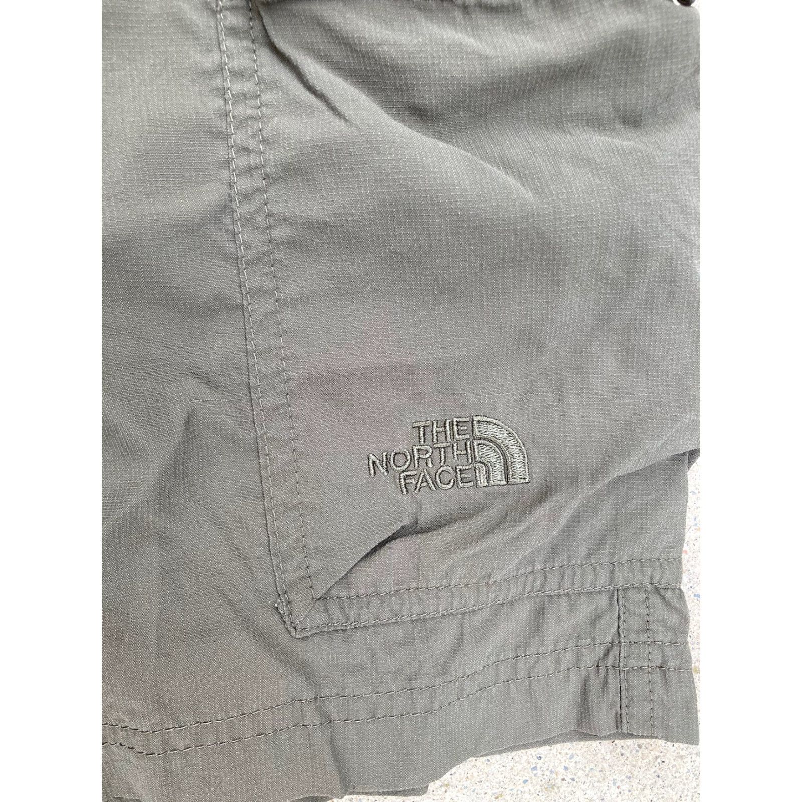 The North Face Men's North Face Shorts Green Nylon Solid PILLING M Lifestyle Hike Climb STAIN Size US 31 - 5 Thumbnail