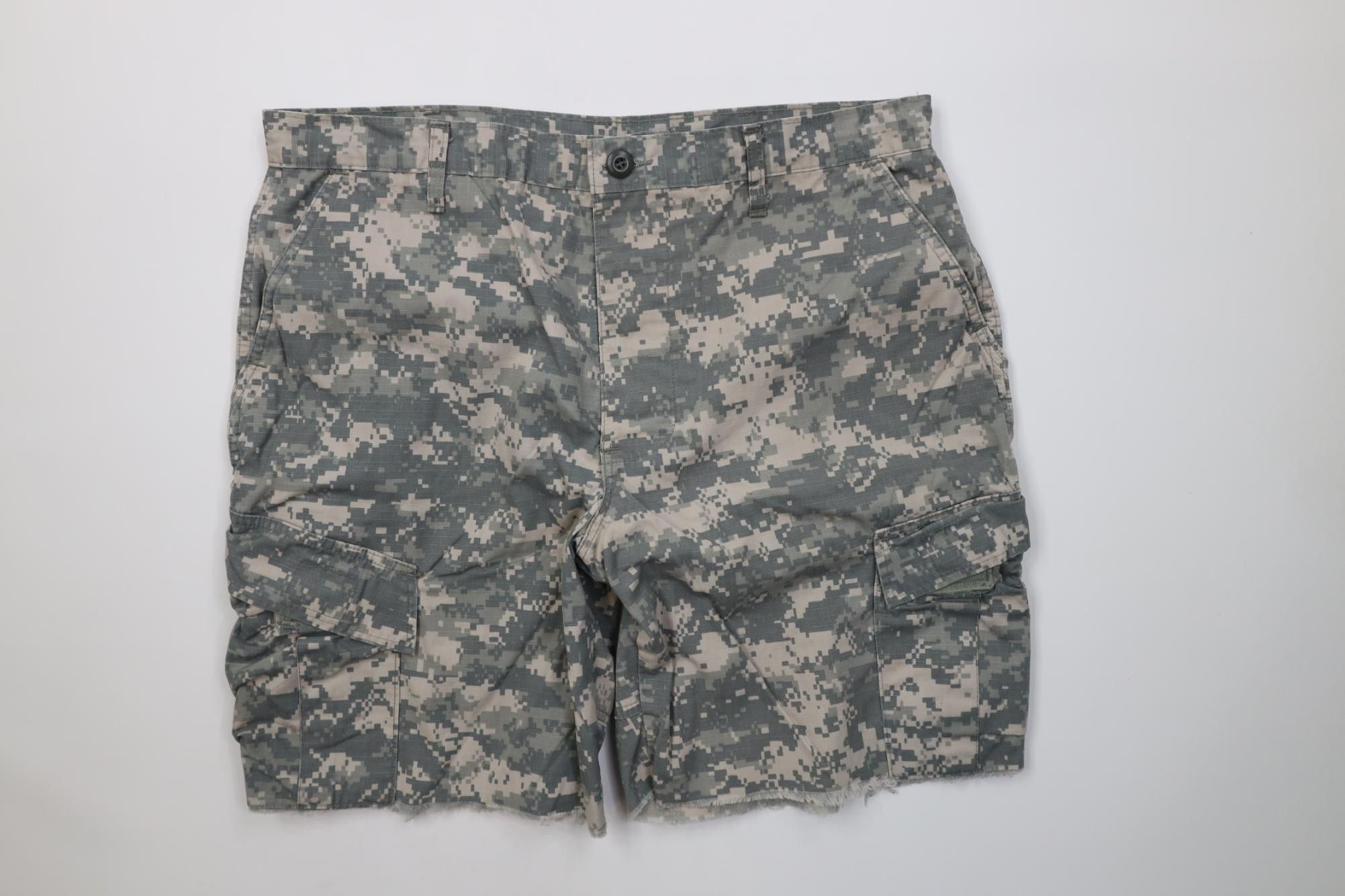 Vintage Vintage Y2K 2005 USGI Cut Off Digi Camouflage Cargo Shorts Size US 34 / EU 50 - 1 Thumbnail