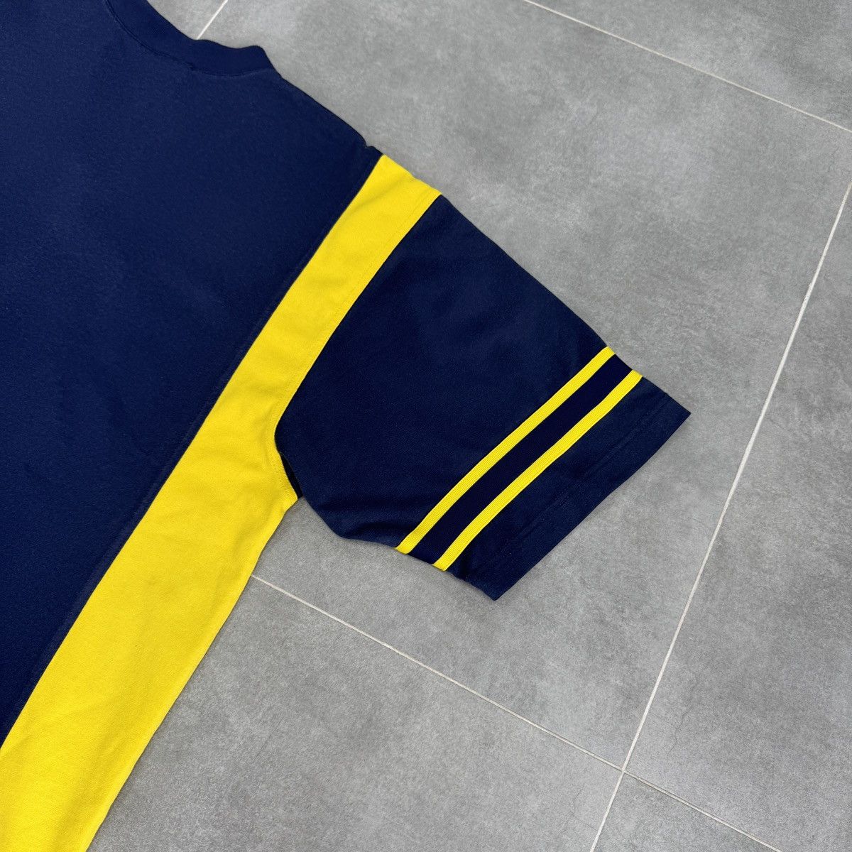 Vintage Vintage Nike Michigan Wolverines NCAA Football Y2K Shirt Size US L / EU 52-54 / 3 - 14 Thumbnail
